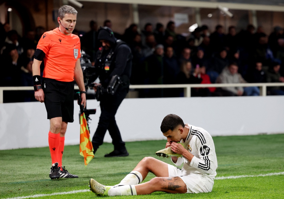 Dani Ceballos thất vọng ngồi dưới sân cỏ Real Madrid.